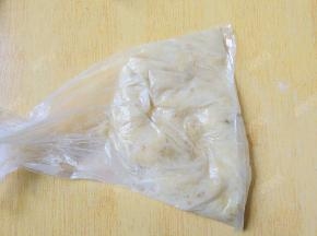 香蕉去皮放入保鲜袋中，加入柠檬汁，用手掌压成香蕉泥
