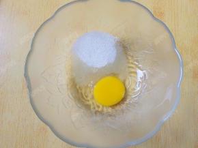 鸡蛋和糖放入容器中混合均匀