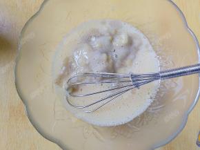 把香蕉泥加入蛋液中拌匀