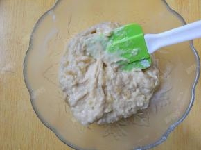 用刮刀从下往上翻拌均匀