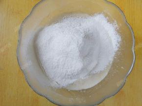 将低筋面粉、泡打粉、小苏打粉混合过筛后，倒入蛋液香蕉糊中