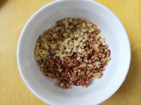 将红枣核桃切碎