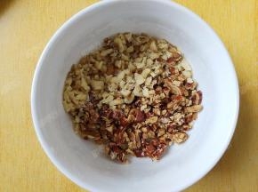 将红枣核桃切碎