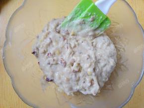 用橡皮刮刀从下往上翻拌均匀