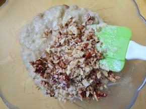 将切碎的红枣核桃碎放入