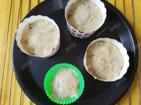 把面糊舀入纸杯中，位置7-8分满即可