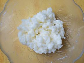 搅拌均匀成团，用打蛋器快速搅打两分钟