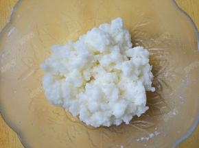 搅拌均匀成团，用打蛋器快速搅打两分钟