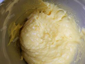 鸡蛋打散，分次加入到面糊中，每次加蛋液都要充分打匀