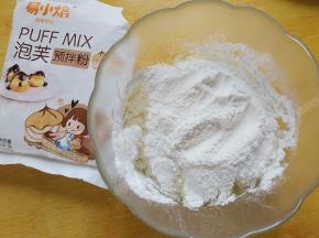 将融化的黄油、水、易小焙泡芙预拌粉放入容器中