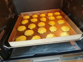 烤箱200度预热，将烤盘放入中下层，烤15分钟。至泡芙膨胀后，将温度降至180度，继续烘烤20分钟，烤至表面黄褐色就可以出炉了