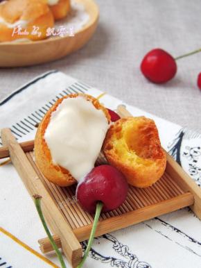 将冰淇淋挤入中空部分就可以了