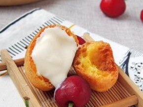 将冰淇淋挤入中空部分就可以了