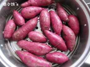 紫薯洗净，上锅蒸熟。
因为此方分量较大，如果全部做紫薯馅的话按分量算需要一公斤那么多。我当时应该没弄那么多的紫薯泥，还有一部分包了豆沙馅的了