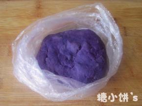 去皮后放入保鲜袋内用手碾碎