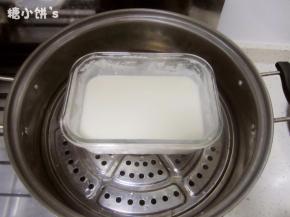 糯米粉50G，粘米粉50G，玉米淀粉25G，低粉25G，牛奶225G，炼乳2汤匙，猪油35G，糖50G混合，盖上盖子放入蒸锅中蒸25分钟后取出搅拌均匀
【补充】不愿意用猪油的可以换成黄油或者植物油。