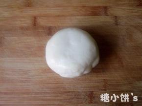 放凉至不烫手后揉捏成团
【重要补充！】关于大家说的沾手问题。我是没用手粉的感觉不怎么粘。如果很粘的话有可能是没蒸透，可以延长蒸面糊的时间，另外一定要加盖或者保鲜膜包好以免水汽进去那就肯定太湿啦。如果还是不行的话就【减少方子里的牛奶量】吧，毕竟原材料不同的话吸水性也是不一样的。