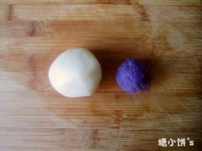 取一小团和紫薯泥混合成紫色面团做表面装饰（面团：薯泥大约为2:1）