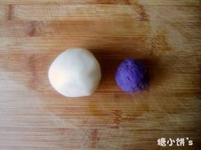 取一小团和紫薯泥混合成紫色面团做表面装饰（面团：薯泥大约为2:1）