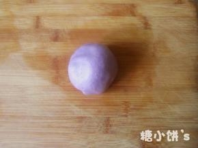混合好的紫色面团会比较软