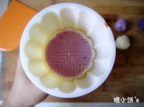 取一点点步骤6的紫色面团压入50G一个（10头）的月饼模具的花纹中作为配色
