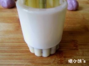 从月饼模具中推出。
有可能是因为【猪油冷藏凝固后饼皮会更好操作一点】，这一步我没有撒粉防粘也觉得很容易操作。如果觉得会粘模的话就【撒一点炒熟的淀粉防粘】吧