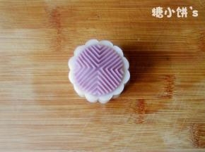 取出即可
【重要补充！】推荐现做现吃，自己做的没有添加剂是比较容易淀粉老化变硬的。我用保鲜膜把每一只单独包好，放冰箱冷藏一晚上，第二天再吃是完全没问题的。
【补充2号】我又专门尝试了一次保存，用的奶黄馅，保鲜膜包好冰箱放3天口感还是不会硬~虽说不知道跟馅料有没有什么关系