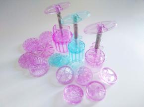 感谢味游美食和阳晨烘焙模具赞助的阳晨紫水晶月饼模套装～
收到模具时特别惊喜～很美～
深紫色水晶是75g，浅紫水晶蓝水晶都是50g