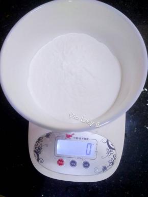将100g冰皮预拌粉的碗放在电子秤上，数值归零