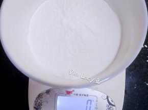 将100g冰皮预拌粉的碗放在电子秤上，数值归零