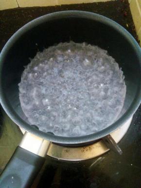 小奶锅倒入300g水，大火煮沸，持续完全沸腾几秒后，关火，倒100g沸水到电子秤上的预拌粉碗内。