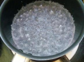 小奶锅倒入300g水，大火煮沸，持续完全沸腾几秒后，关火，倒100g沸水到电子秤上的预拌粉碗内。