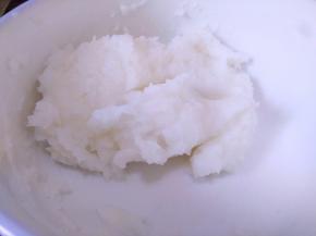 快速搅拌至无干粉，棉絮状。