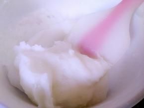 用刮刀翻拌+压拌，稍稍散热，拌成团，盖上保鲜膜。