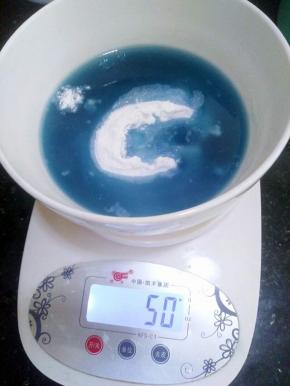 倒入50g沸水，与50g预拌粉搅拌均匀。