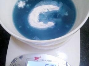 倒入50g沸水，与50g预拌粉搅拌均匀。