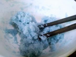 原奶锅加入少量清水，调淡颜色，开火煮沸。