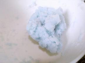 倒50g浅蓝色沸水与另一份50g预拌粉混合，用刮刀搅拌均匀，成团。