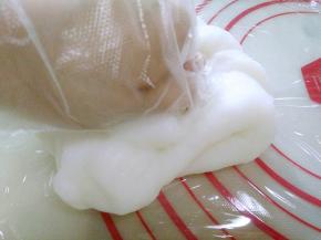 戴上一次性手套，揉搓冰皮面团。
小贴士:
怕粘，可铺上保鲜膜，在保鲜膜上揉冰皮面团。