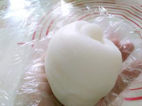 一开始，冰皮面团是很粘的，揉得时间长了，可以感觉到面团越来越有弹性，表面很光滑，像油脂一般洁白光亮。