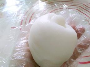 一开始，冰皮面团是很粘的，揉得时间长了，可以感觉到面团越来越有弹性，表面很光滑，像油脂一般洁白光亮。