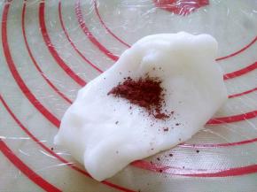 取适量白色面团，中间加入适量红曲粉。