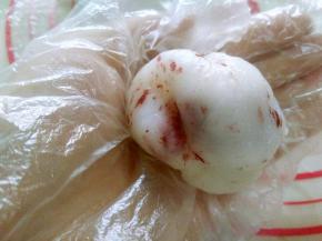 将红曲粉包裹在面团内，揉匀面团的颜色。