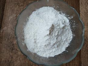 粘米粉、糖粉、无铝泡打粉放入大碗中，搅拌均匀。