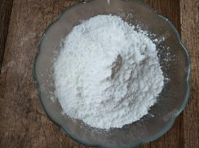 粘米粉、糖粉、无铝泡打粉放入大碗中，搅拌均匀。