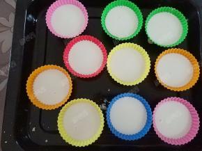 倒入调好的米浆至模具8分满。