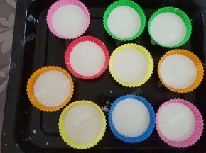 倒入调好的米浆至模具8分满。