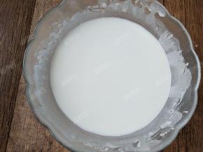 拌匀，调成米浆静置10分钟。