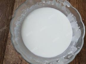 拌匀，调成米浆静置10分钟。