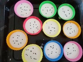 表面撒黑芝麻。